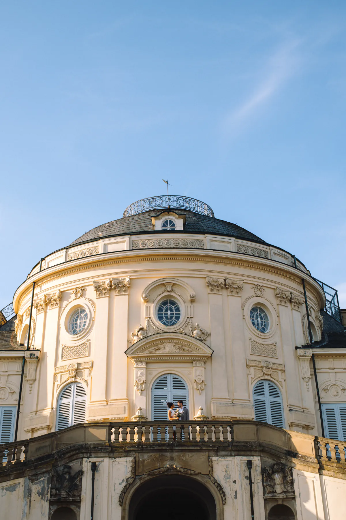Kuppel eines barocken Schlosses vor blauem Himmel