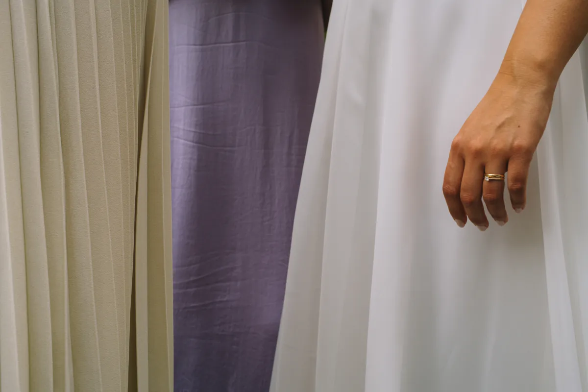 Detail: Hand mit Ehering am Brautkleid